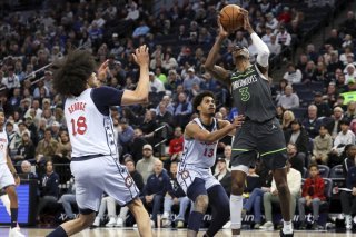 Kyshwan George (18) arrive accuse un temps de retard sur Jaden McDaniels: une image trompeuse. KEYSTONE/AP/Matt Krohn